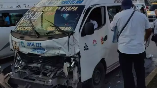 Testigos refieren que el conductor de la combi resultó prensado, pero afortunadamente fue rescatado por los bomberos