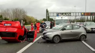El auto causó un caos vial. Las víctimas no han sido identificadas