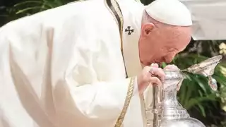 El papa Francisco bendice los aceites sacramentales