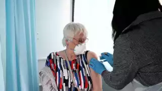 Vacunas de Pfizer y AstraZeneca reducen hospitalizaciones en ancianos