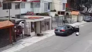 Exhiben a un hombre aventando a su novia del asiento de un auto