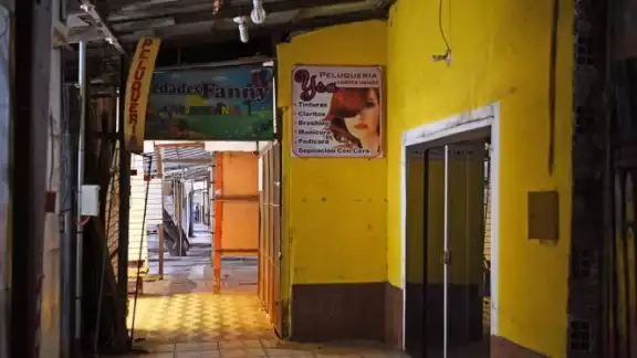 Todos los comercios en Nanawa han cerrado y parece un pueblo fantasma