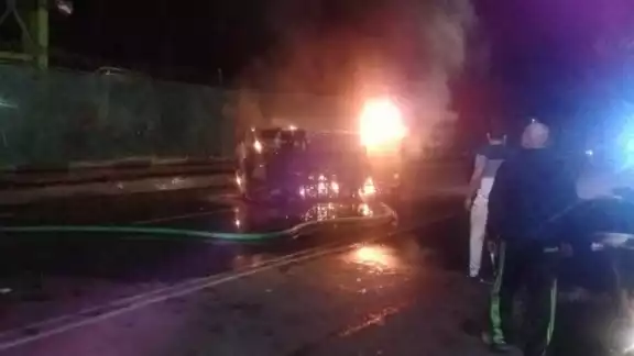 El automóvil quedó incdndidado en periférico oriente. Foto: Especial El automóvil quedó incdndidado en periférico oriente. Foto: Especial