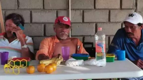 Los tres pescadores fueron valorados por un médico. Los tres pescadores fueron valorados por un médico.