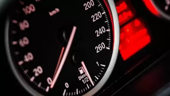 Captan a abuelito conduciendo a 191 km/h; iba tarde para vacunarse Captan a abuelito conduciendo a 191 km/h; iba tarde para vacunarse