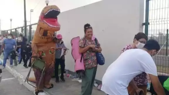 En redes se hicieron virales unas fotos de un joven disfrazado de dinosaurio