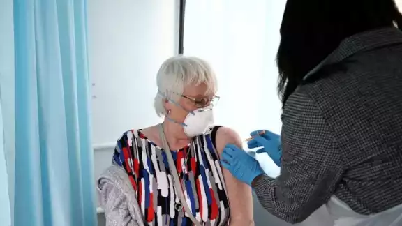 Vacunas de Pfizer y AstraZeneca reducen hospitalizaciones en ancianos Vacunas de Pfizer y AstraZeneca reducen hospitalizaciones en ancianos