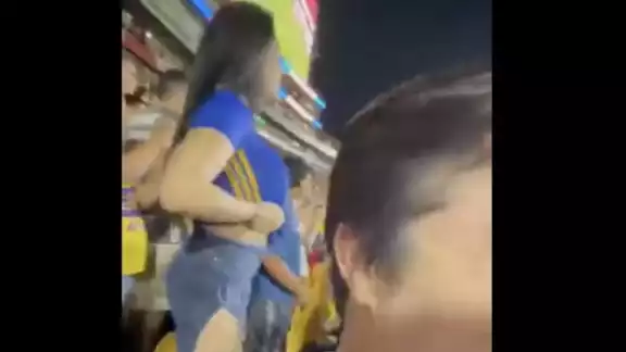 Aficionada de Tigres que hizo topless envía un mensaje