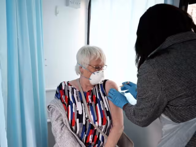 Vacunas de Pfizer y AstraZeneca reducen hospitalizaciones en ancianos