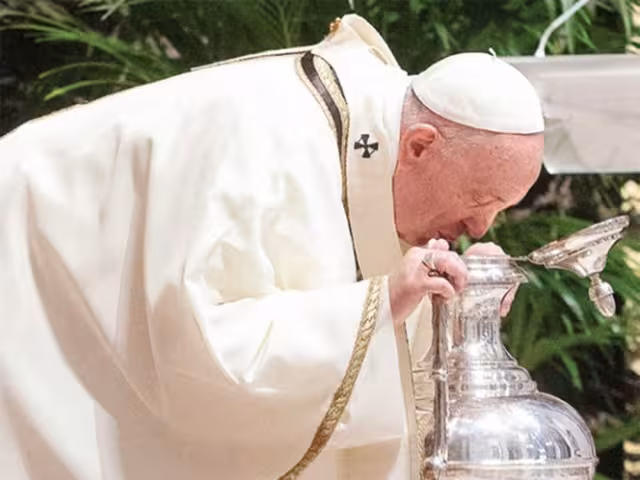 El papa Francisco bendice los aceites sacramentales