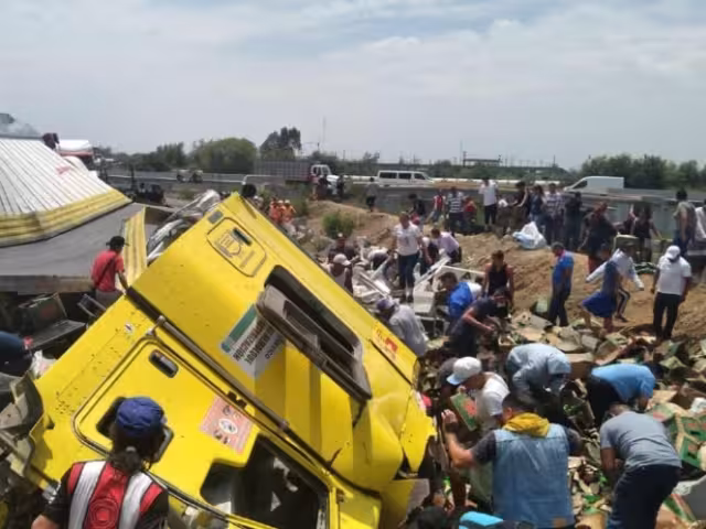 El tráiler se volcó sobre el Circuito Mexiquense. Foto: Especial