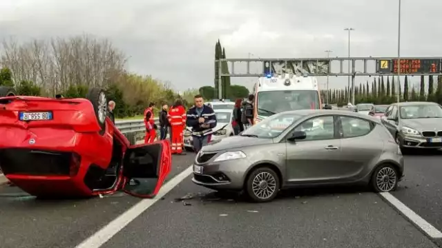 El auto causó un caos vial. Las víctimas no han sido identificadas