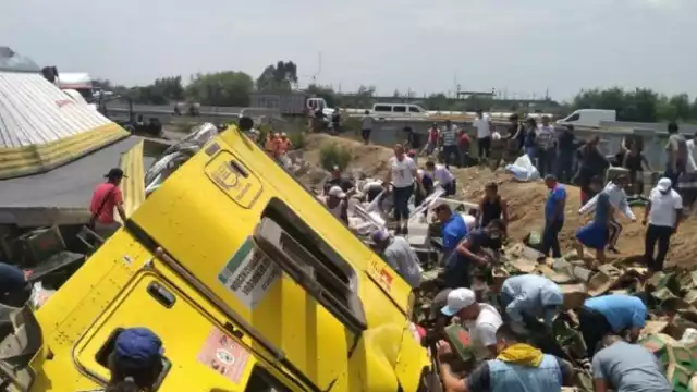 El tráiler se volcó sobre el Circuito Mexiquense. Foto: Especial