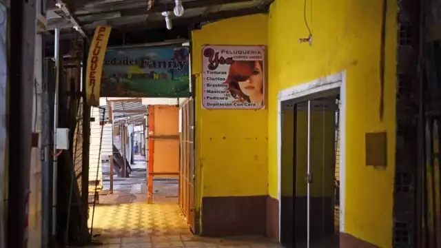 Todos los comercios en Nanawa han cerrado y parece un pueblo fantasma