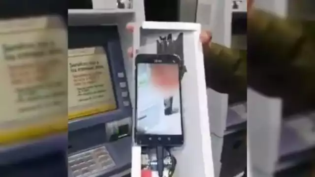 Un teléfono celular oculto en un cajero automático graba el número de tarjeta y NIP de usuarios para cometer fraudes