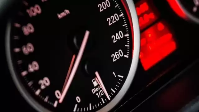 Captan a abuelito conduciendo a 191 km/h; iba tarde para vacunarse