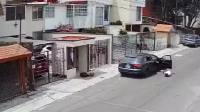 Exhiben a un hombre aventando a su novia del asiento de un auto