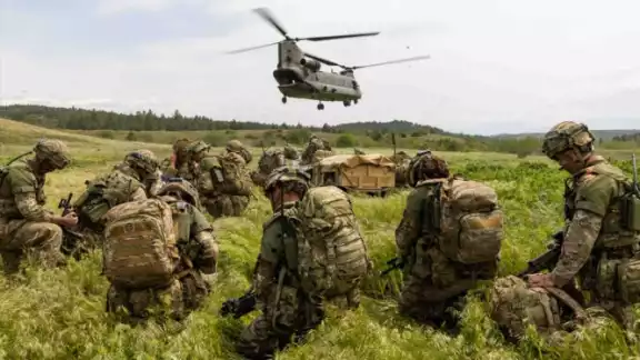 Paracaidistas británicos son investigados por realizar una orgía en uno de sus cuarteles