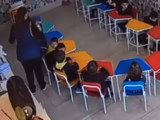 La mujer de 49 años agredió al menor frente a toda la clase.
