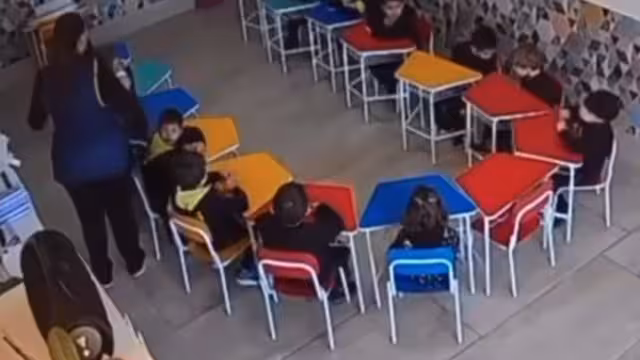 La mujer de 49 años agredió al menor frente a toda la clase.