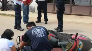 La mujer calló en el duro pavimento lastimándose los pies y las manos