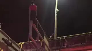 Bomberos rescatan a hombre en puente vehicular de Playa del Carmen durante Nochebuena