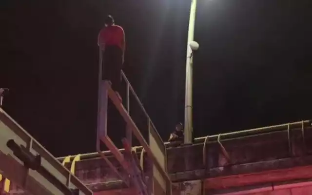 Tensión en Playa del Carmen: hombre sube a puente y es rescatado