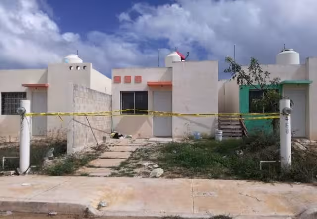 El presunto responsable, cavó un hueco en la parte posterior de la vivienda, dónde enterró al cadáver y posteriormente colocó una palmera encima