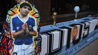 Defensa pide la absolución de un médico de Maradona, el "chivo expiatorio" del juicio por su muerte