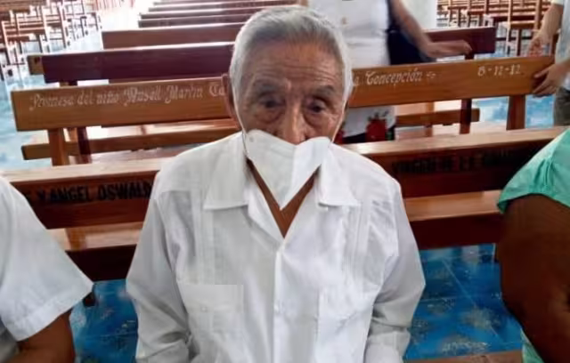 Pablo Dzib Bak a sus cien años de edad, es muy solicitado para los rezos del Hanal Pixán