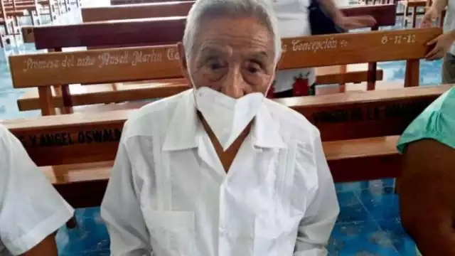Pablo Dzib Bak a sus cien años de edad, es muy solicitado para los rezos del Hanal Pixán