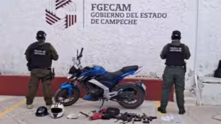 Aseguran motocicleta, autopartes y presunta arma durante cateo en Campeche
