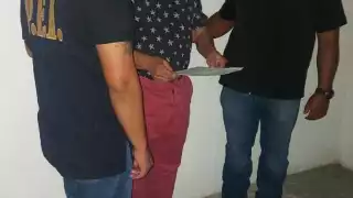 Mientas el hombre fue detenido, el chef de debate entre la vida y la muerte en un hospital