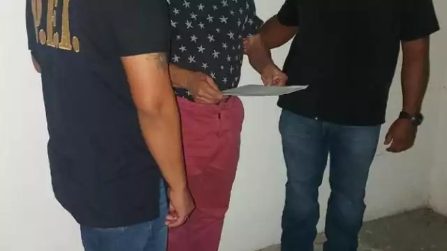 Mientas el hombre fue detenido, el chef de debate entre la vida y la muerte en un hospital