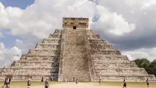 Mujer ingresa en estado de ebriedad a Chichén Itzá; INAH emite sanción