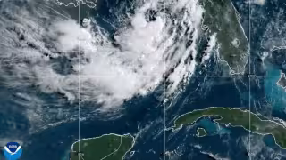 El fenómeno meteorológico se ubica sobre las aguas del noreste del Golfo de México.
