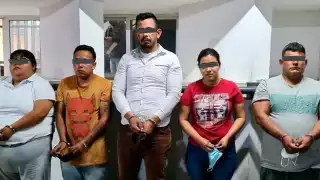 Dos personas intentaron detener la acción de los elementos judiciales, por lo que también fueron detenidos