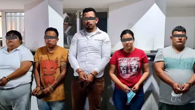 Dos personas intentaron detener la acción de los elementos judiciales, por lo que también fueron detenidos