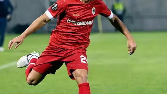 Cristian Benavente en acción con el Royal Antwerp de la Liga de Bélgica Cristian Benavente en acción con el Royal Antwerp de la Liga de Bélgica