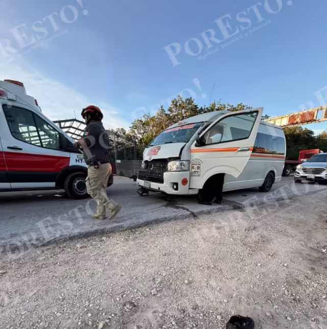 Paramédicos y elementos de Protección Civil le brindaron atención prehospitalaria antes de trasladarla a un hospital
