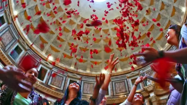 Bomberos de la ciudad de Roma tiraron los miles pétalos desde lo alto