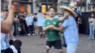 Aficionados de Argentina protagonizan violenta pelea con un mexicano