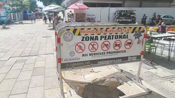 Comerciantes, ciudadanos y turistas corren peligro de sufrir un accidente si continúa sin ser reparado el registro de la CFE Comerciantes, ciudadanos y turistas corren peligro de sufrir un accidente si continúa sin ser reparado el registro de la CFE