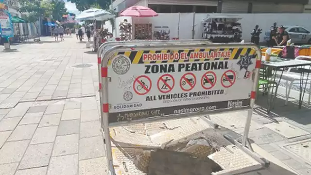 Comerciantes, ciudadanos y turistas corren peligro de sufrir un accidente si continúa sin ser reparado el registro de la CFE