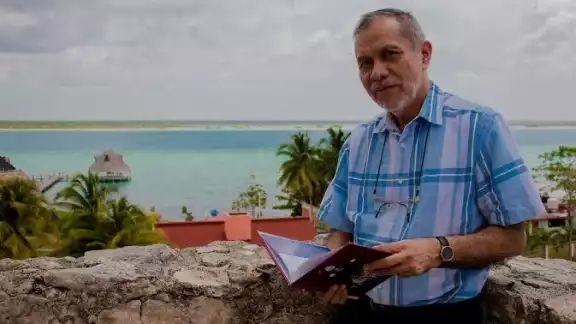 El poeta originario de Calkiní, Campeche radica en Bacalar El poeta originario de Calkiní, Campeche radica en Bacalar