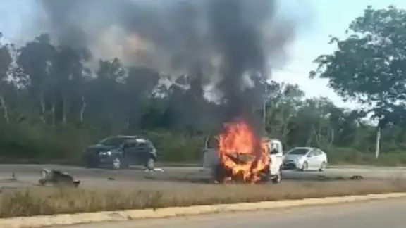 Los tripulantes lograron salir de la camioneta, pero resultaron con crisis nerviosa Los tripulantes lograron salir de la camioneta, pero resultaron con crisis nerviosa