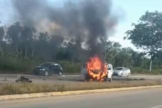 Los tripulantes lograron salir de la camioneta, pero resultaron con crisis nerviosa