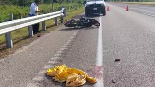Motociclista se impacta contra cinta metálica en carretera federal en Campeche