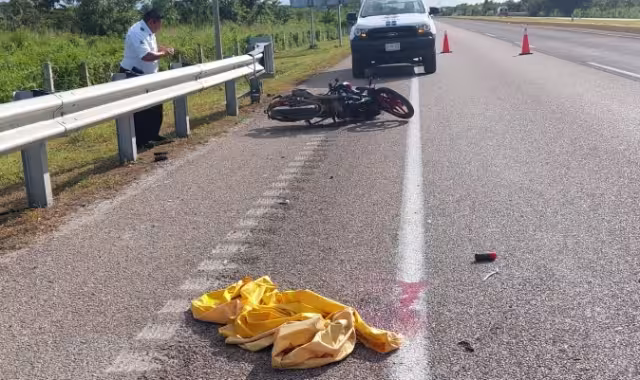 Motociclista se impacta contra cinta metálica en carretera federal en Campeche