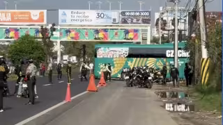 Autobús de República Checa se queda atorado y obliga a jugadores a caminar en Zapopan